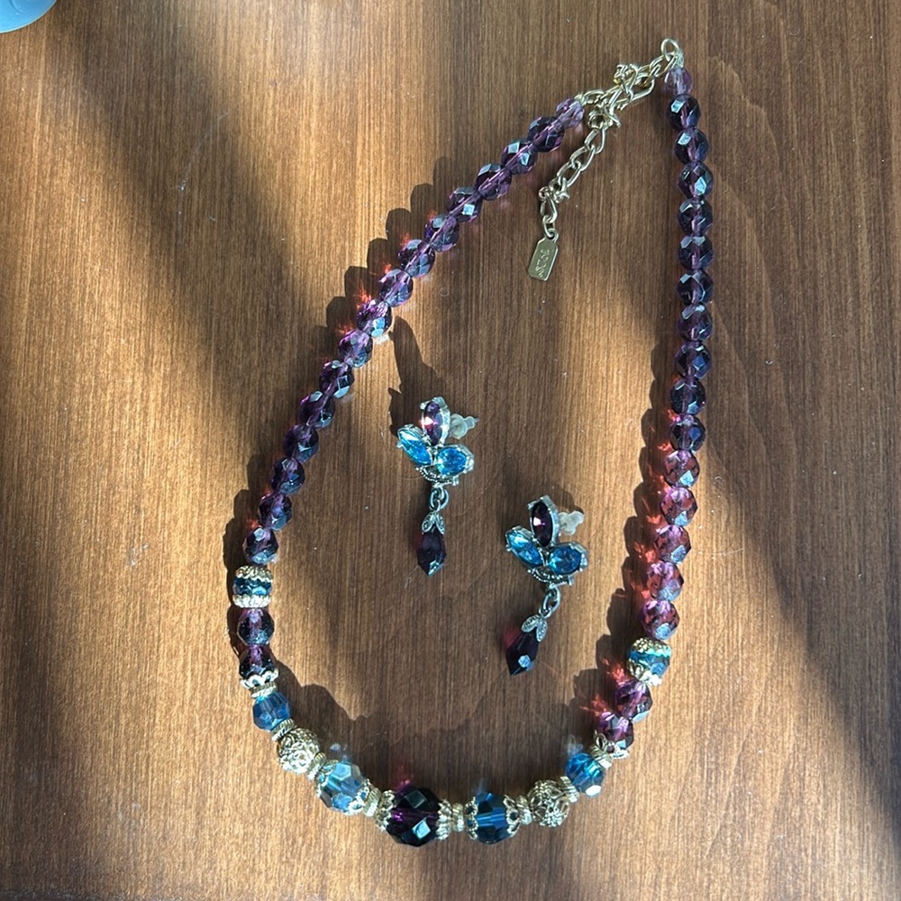 1928 Purple Blue Gold Tone Necklace with earrings (silver toned)